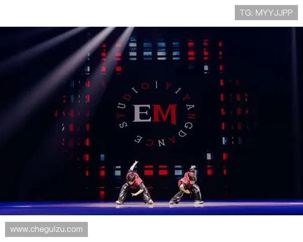 深圳街舞队灵活性引发热议舞者风格与技术的碰撞与争论 深圳街舞队灵活性引发热议舞者风格与技术的碰撞与争论